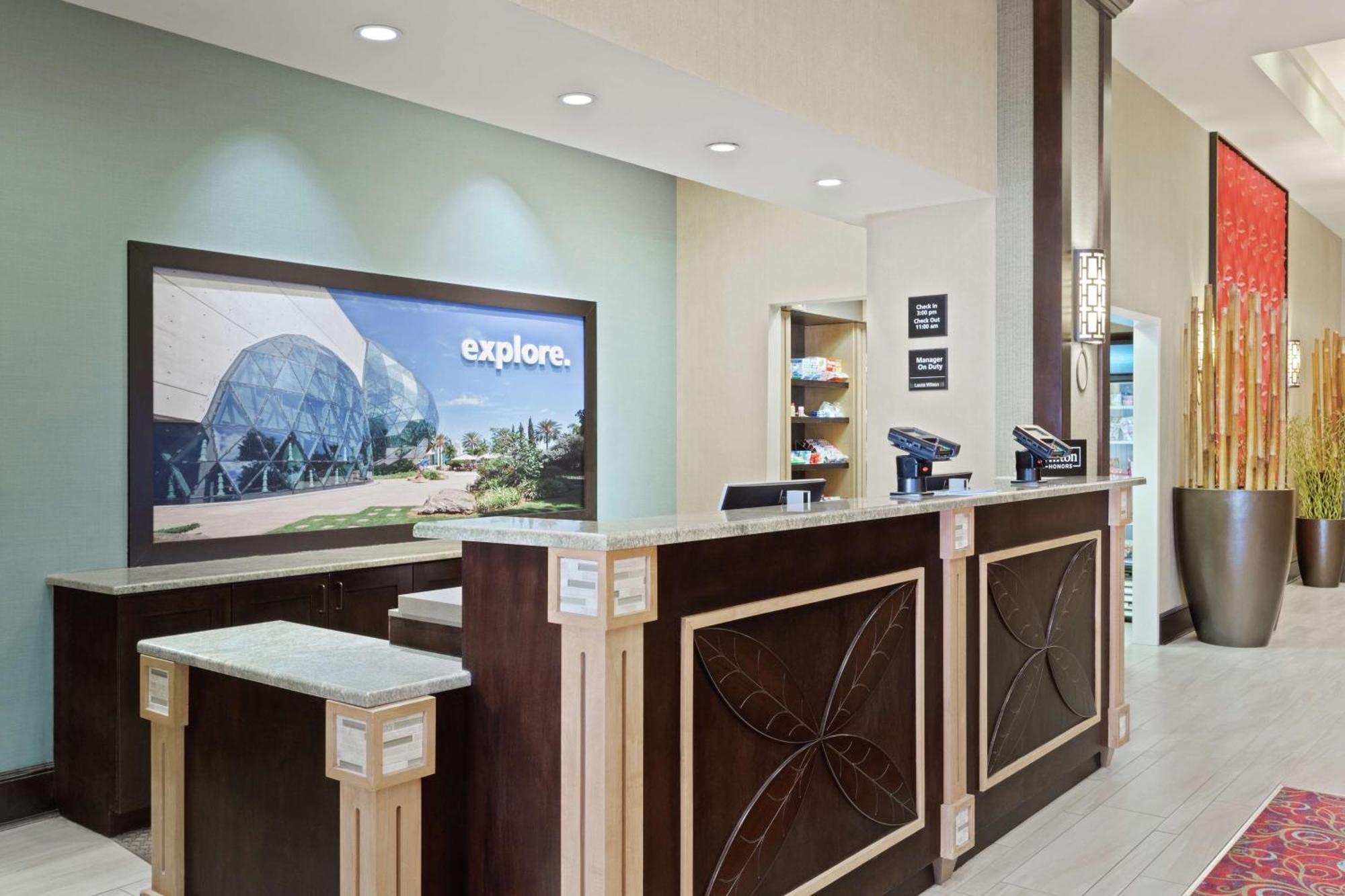 Hampton Inn & Suites St. Petersburg/Downtown Экстерьер фото