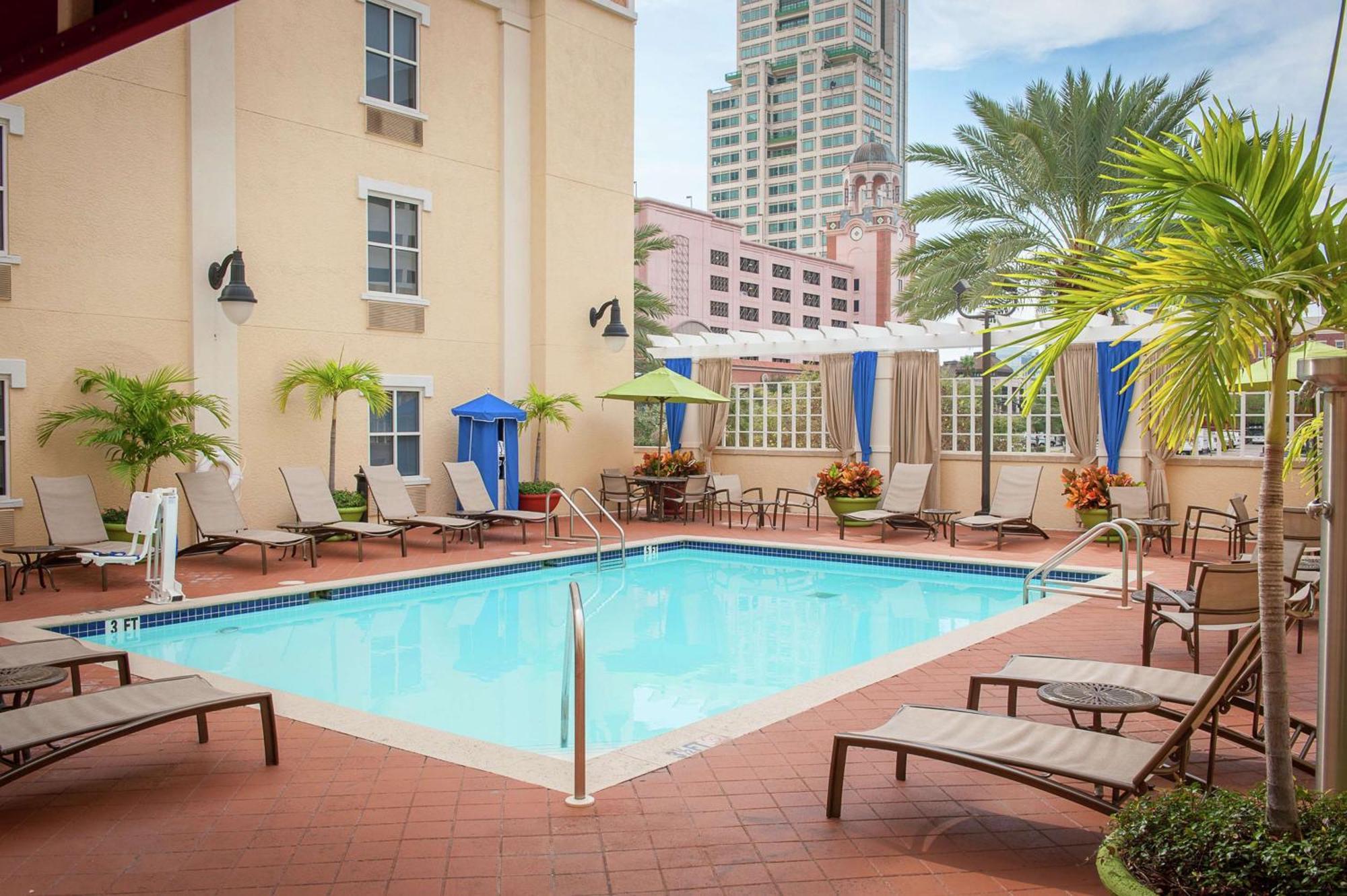 Hampton Inn & Suites St. Petersburg/Downtown Экстерьер фото